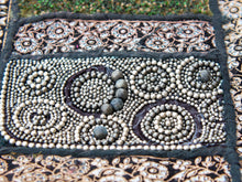 Carica l&#39;immagine nel visualizzatore di Gallery, vecchio arazzo in cotone, lavorato artigianalmente a mano con tecnica patchwork, impreziosito con pailetts, perline, filo oro. per ogni pezzo ci possono volere mesi di lavoro sia per i ricami che per la ricerca di elementi, pezzi di tessuto antico, da abbinare all&#39;arazzo. tipici dell&#39;india del nord, in Rajasthan l&#39;arazzo in casa è simbolo di fortuna e prosperità. pezzo unico, ideale come tessuto da appendere a parete ma che si puo&#39; impiegare anche come tappeto.  dimensioni 100x150cm