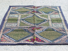 Carica l&#39;immagine nel visualizzatore di Gallery, vecchio arazzo in cotone, lavorato artigianalmente a mano con tecnica patchwork, impreziosito con pailetts, perline, filo oro. per ogni pezzo ci possono volere mesi di lavoro sia per i ricami che per la ricerca di elementi, pezzi di tessuto antico, da abbinare all&#39;arazzo. tipici dell&#39;india del nord, in Rajasthan l&#39;arazzo in casa è simbolo di fortuna e prosperità. pezzo unico, ideale come tessuto da appendere a parete ma che si puo&#39; impiegare anche come tappeto.  dimensioni 100x150cm