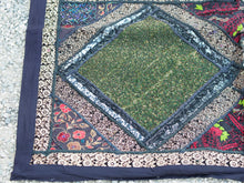 Carica l&#39;immagine nel visualizzatore di Gallery, vecchio arazzo in cotone, lavorato artigianalmente a mano con tecnica patchwork, impreziosito con pailetts, perline, filo oro. per ogni pezzo ci possono volere mesi di lavoro sia per i ricami che per la ricerca di elementi, pezzi di tessuto antico, da abbinare all&#39;arazzo. tipici dell&#39;india del nord, in Rajasthan l&#39;arazzo in casa è simbolo di fortuna e prosperità. pezzo unico, ideale come tessuto da appendere a parete ma che si puo&#39; impiegare anche come tappeto.  dimensioni 100x150cm