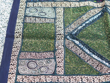 Carica l&#39;immagine nel visualizzatore di Gallery, vecchio arazzo in cotone, lavorato artigianalmente a mano con tecnica patchwork, impreziosito con pailetts, perline, filo oro. per ogni pezzo ci possono volere mesi di lavoro sia per i ricami che per la ricerca di elementi, pezzi di tessuto antico, da abbinare all&#39;arazzo. tipici dell&#39;india del nord, in Rajasthan l&#39;arazzo in casa è simbolo di fortuna e prosperità. pezzo unico, ideale come tessuto da appendere a parete ma che si puo&#39; impiegare anche come tappeto.  dimensioni 100x150cm