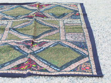 Carica l&#39;immagine nel visualizzatore di Gallery, vecchio arazzo in cotone, lavorato artigianalmente a mano con tecnica patchwork, impreziosito con pailetts, perline, filo oro. per ogni pezzo ci possono volere mesi di lavoro sia per i ricami che per la ricerca di elementi, pezzi di tessuto antico, da abbinare all&#39;arazzo. tipici dell&#39;india del nord, in Rajasthan l&#39;arazzo in casa è simbolo di fortuna e prosperità. pezzo unico, ideale come tessuto da appendere a parete ma che si puo&#39; impiegare anche come tappeto.  dimensioni 100x150cm