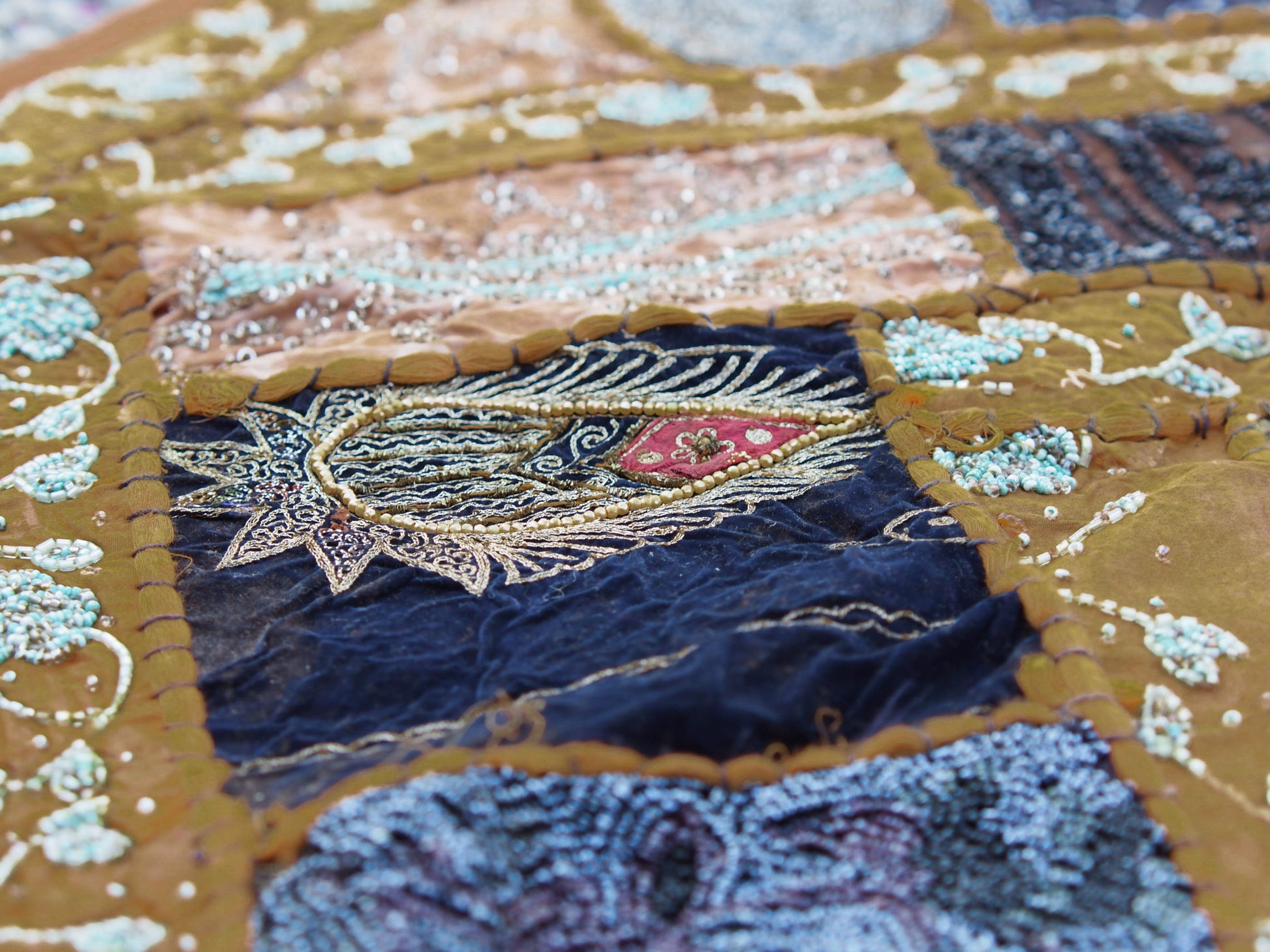 Vecchio arazzo in cotone, lavorato artigianalmente a mano con tecnica patchwork.Dimensioni 100x150cm