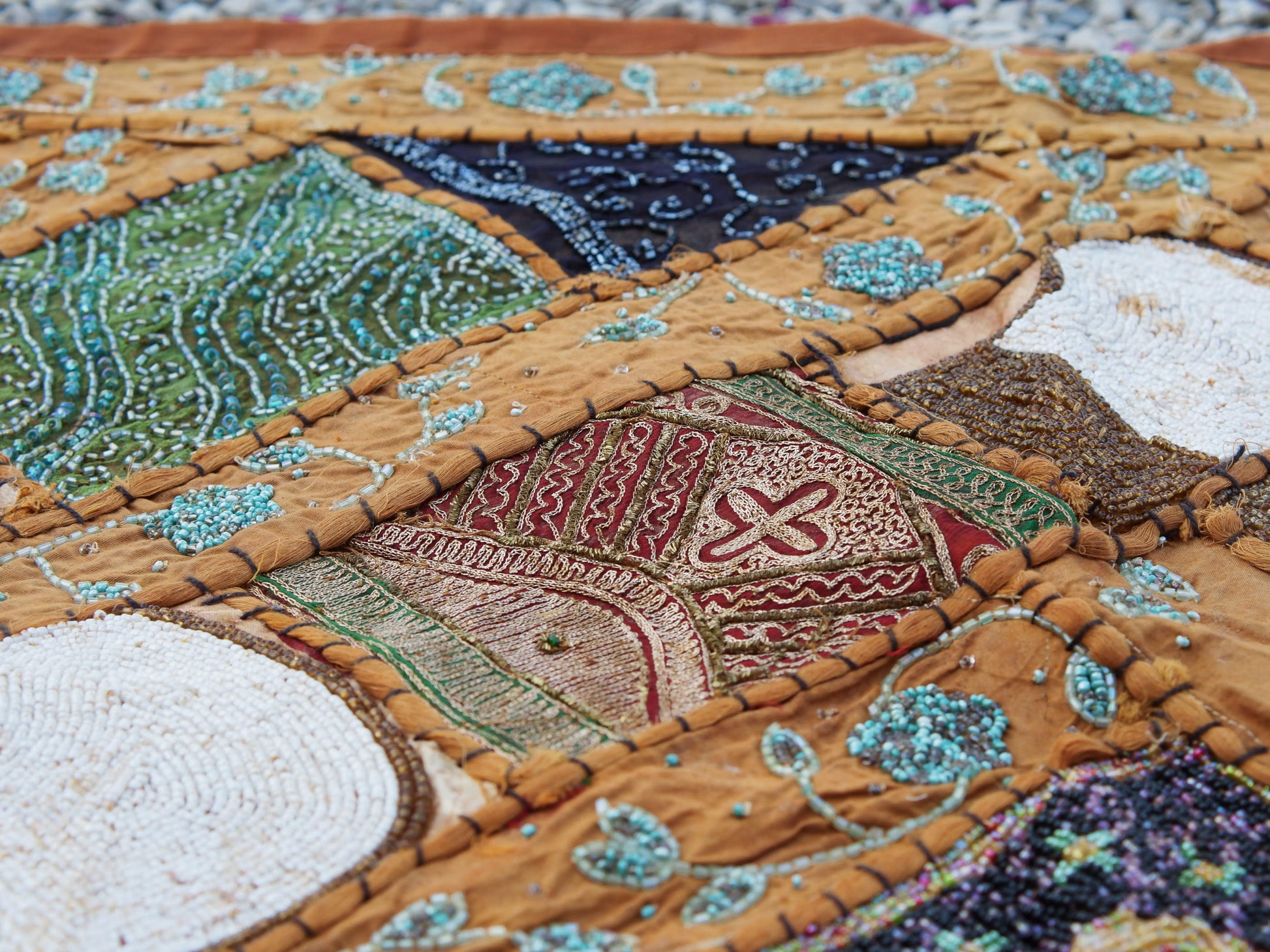 Vecchio arazzo in cotone, lavorato artigianalmente a mano con tecnica patchwork.Dimensioni 100x150cm