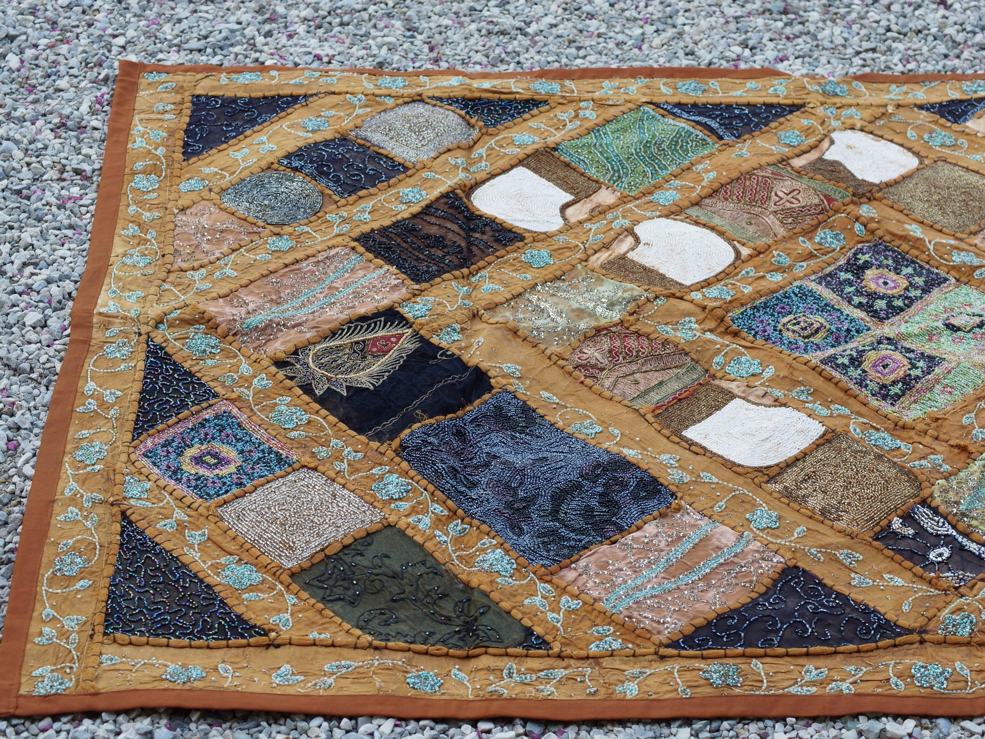 Vecchio arazzo in cotone, lavorato artigianalmente a mano con tecnica patchwork.Dimensioni 100x150cm