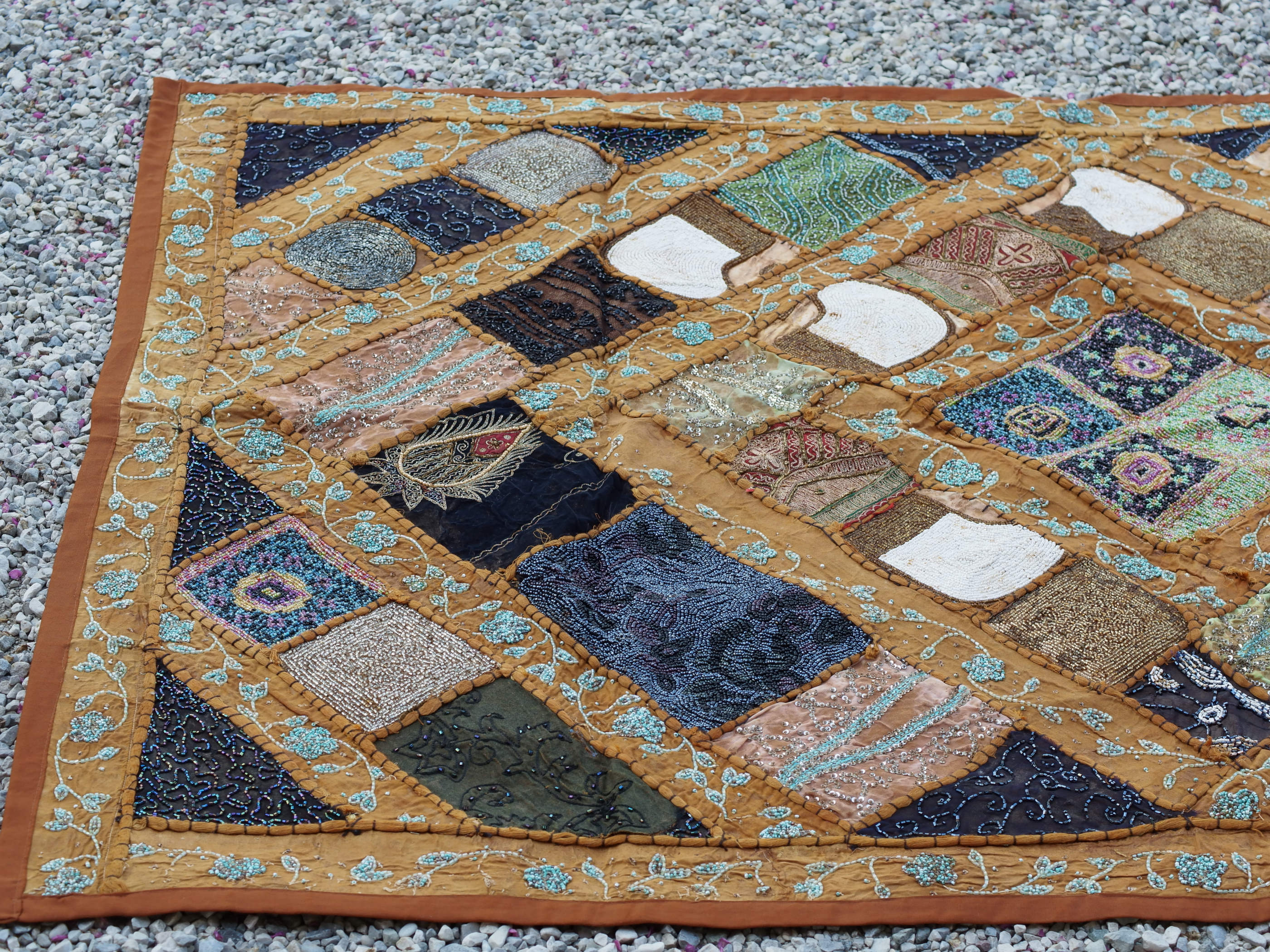 Vecchio arazzo in cotone, lavorato artigianalmente a mano con tecnica patchwork.Dimensioni 100x150cm