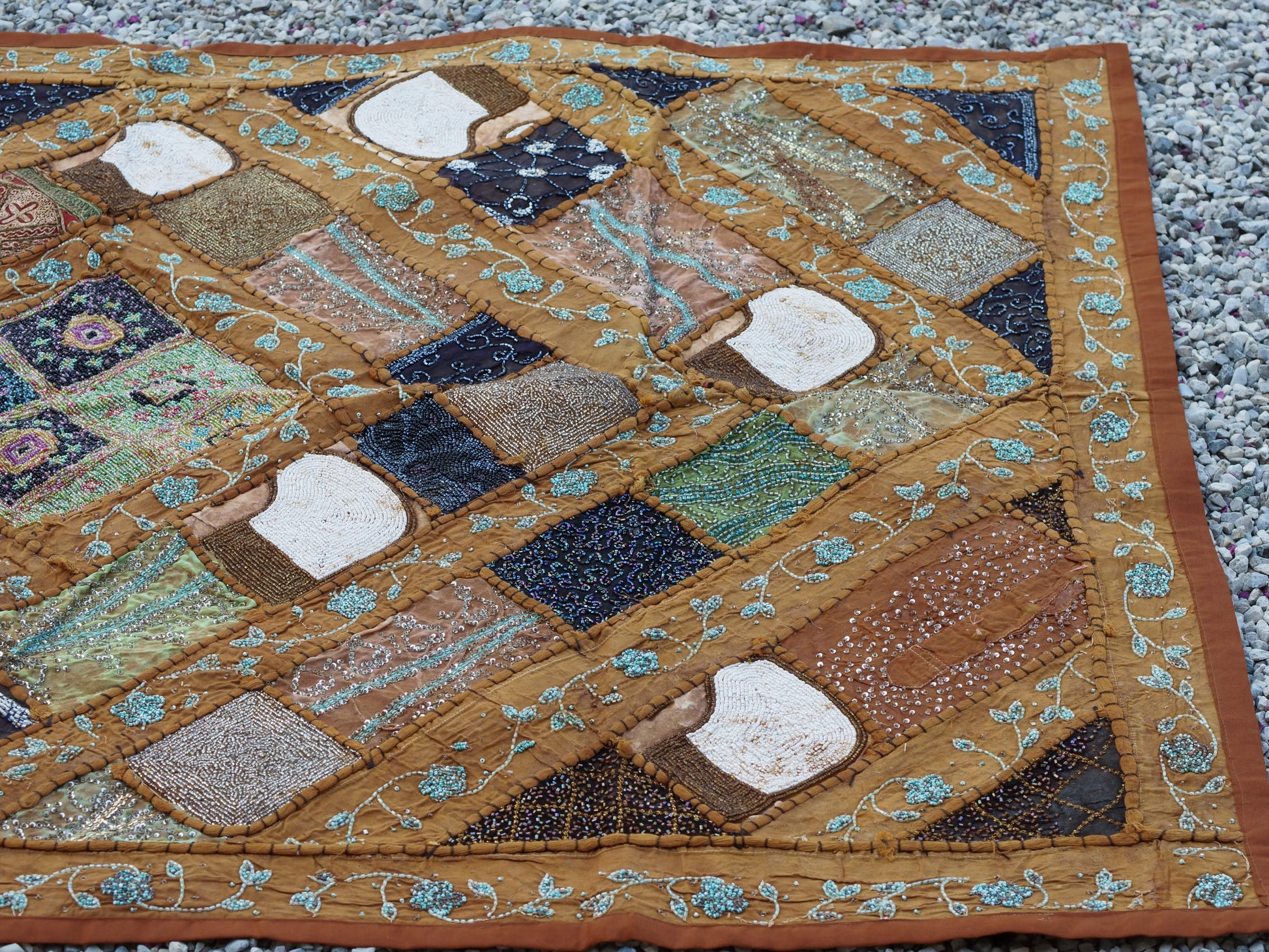 Vecchio arazzo in cotone, lavorato artigianalmente a mano con tecnica patchwork.Dimensioni 100x150cm