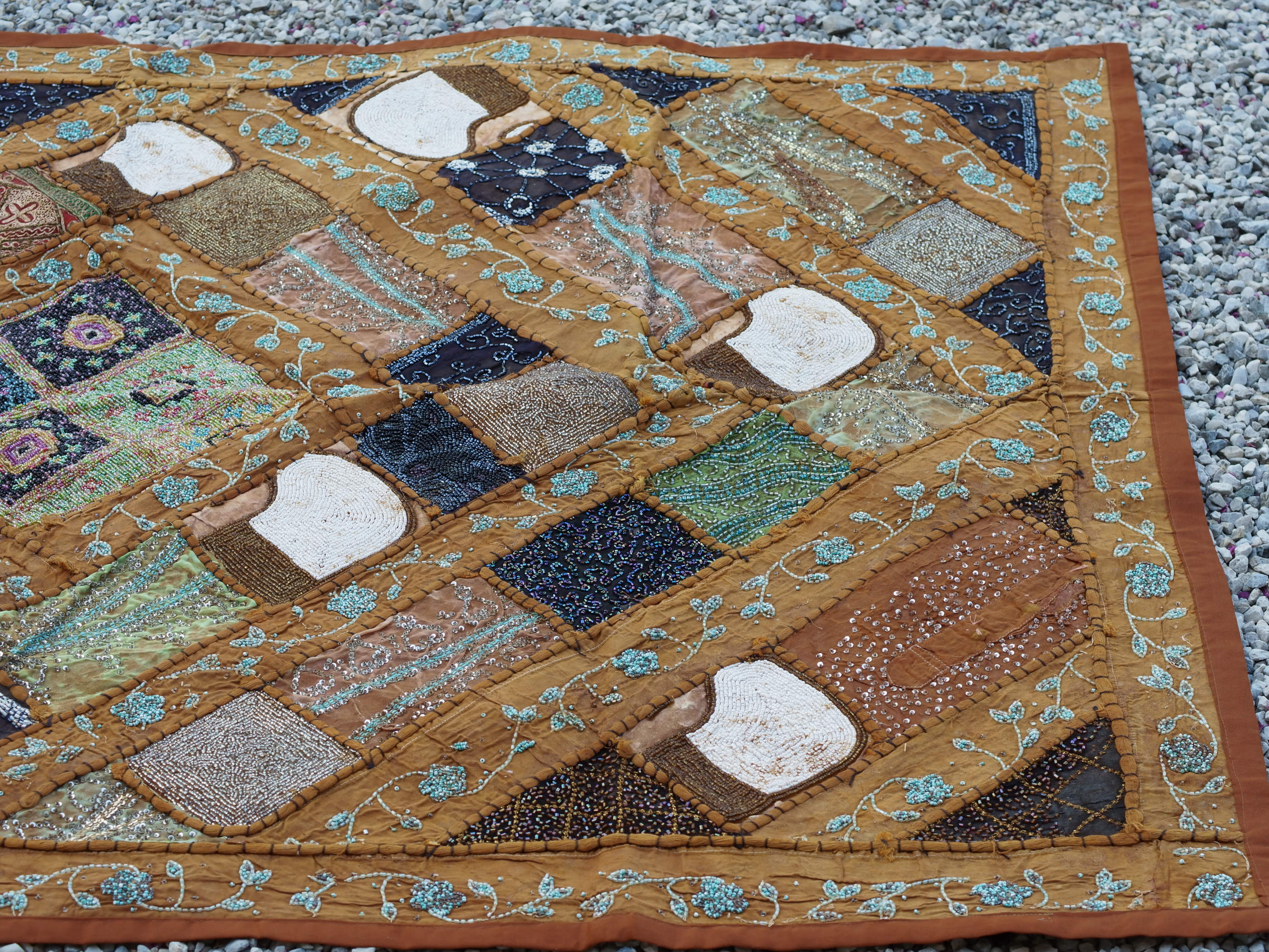 Vecchio arazzo in cotone, lavorato artigianalmente a mano con tecnica patchwork.Dimensioni 100x150cm
