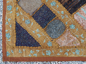 Vecchio arazzo in cotone, lavorato artigianalmente a mano con tecnica patchwork.Dimensioni 100x150cm