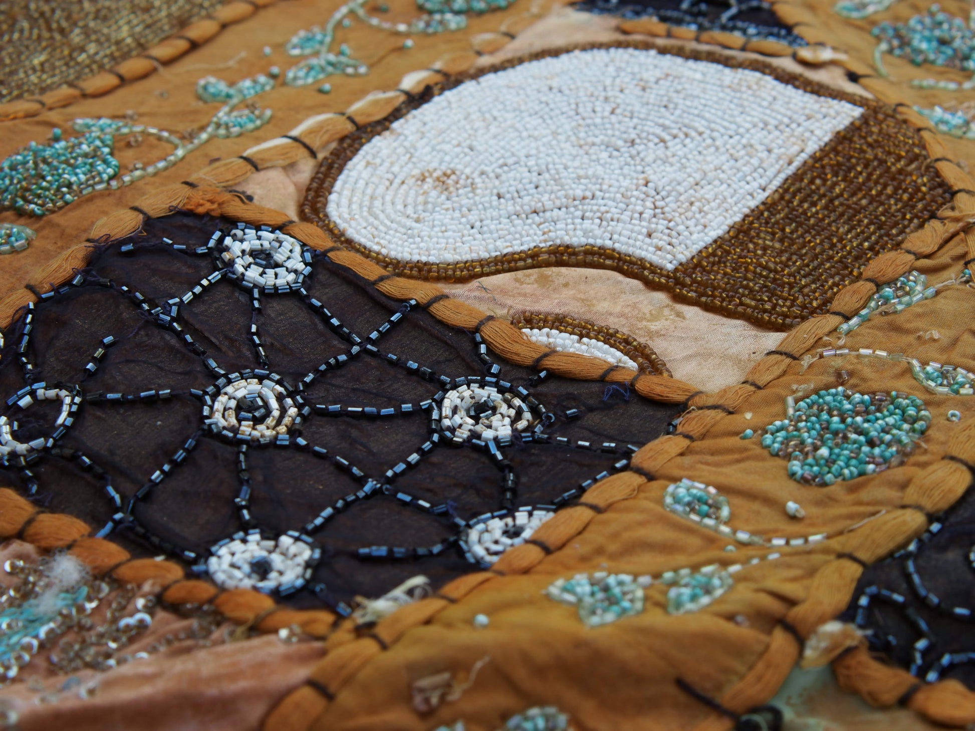 Vecchio arazzo in cotone, lavorato artigianalmente a mano con tecnica patchwork.Dimensioni 100x150cm