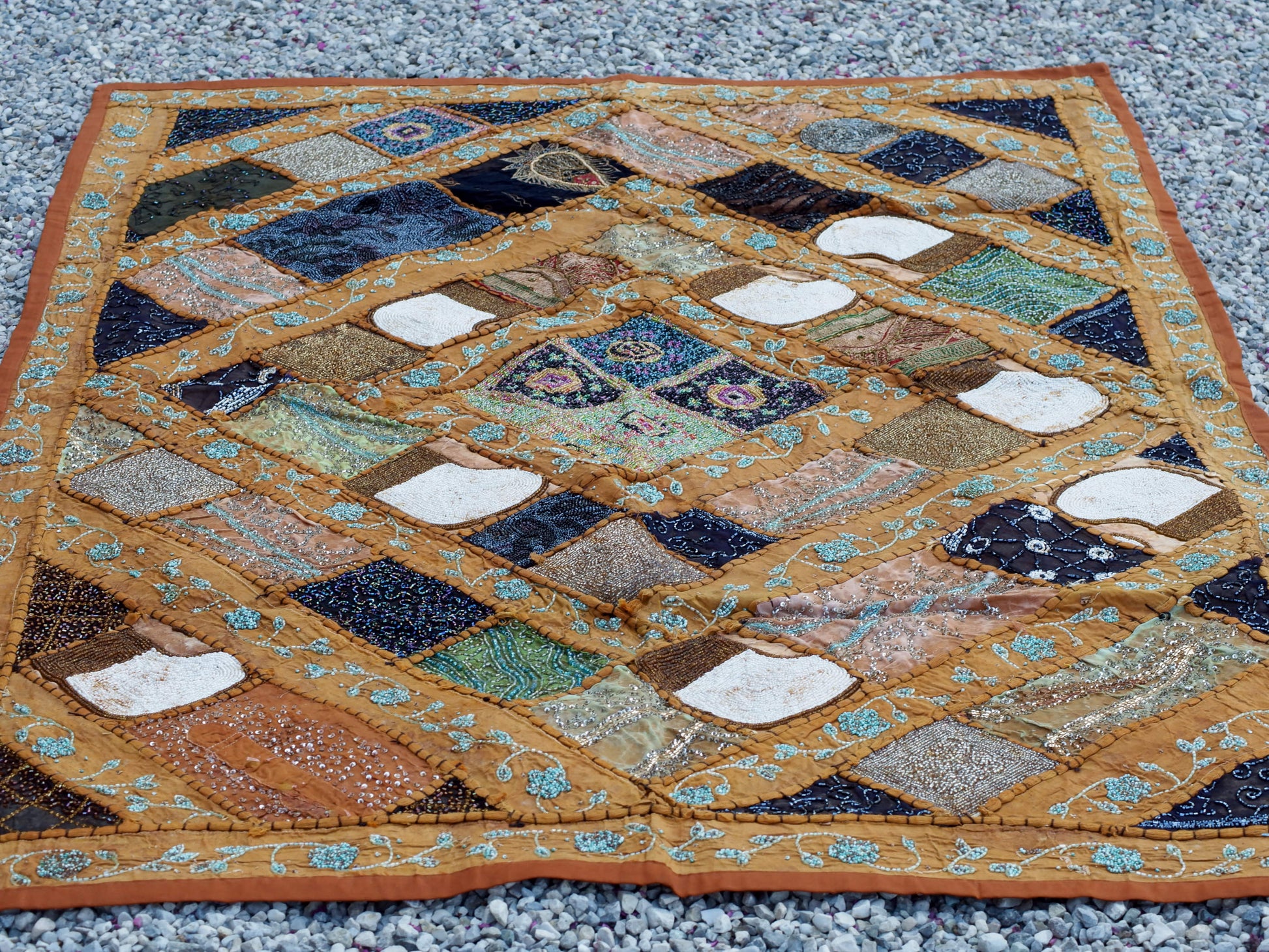Vecchio arazzo in cotone, lavorato artigianalmente a mano con tecnica patchwork.Dimensioni 100x150cm