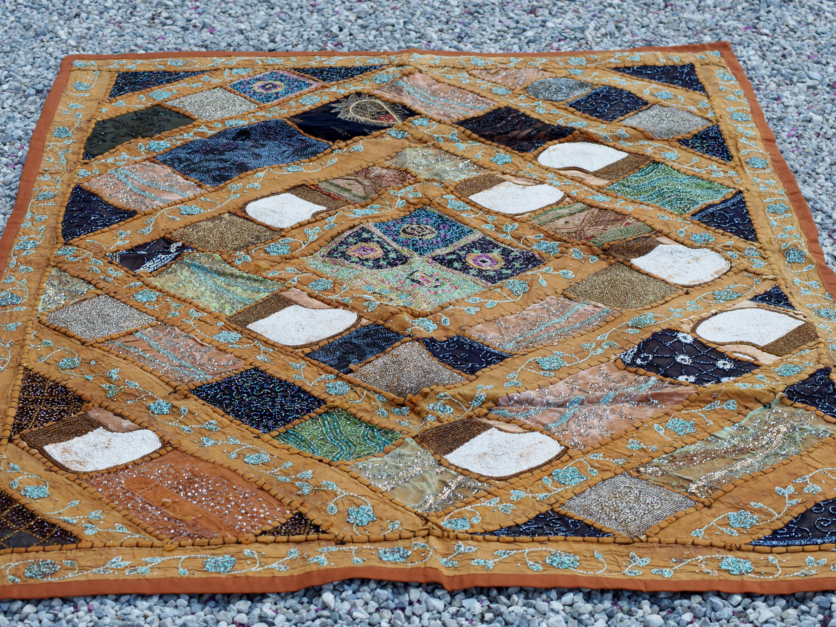 Vecchio arazzo in cotone, lavorato artigianalmente a mano con tecnica patchwork.Dimensioni 100x150cm
