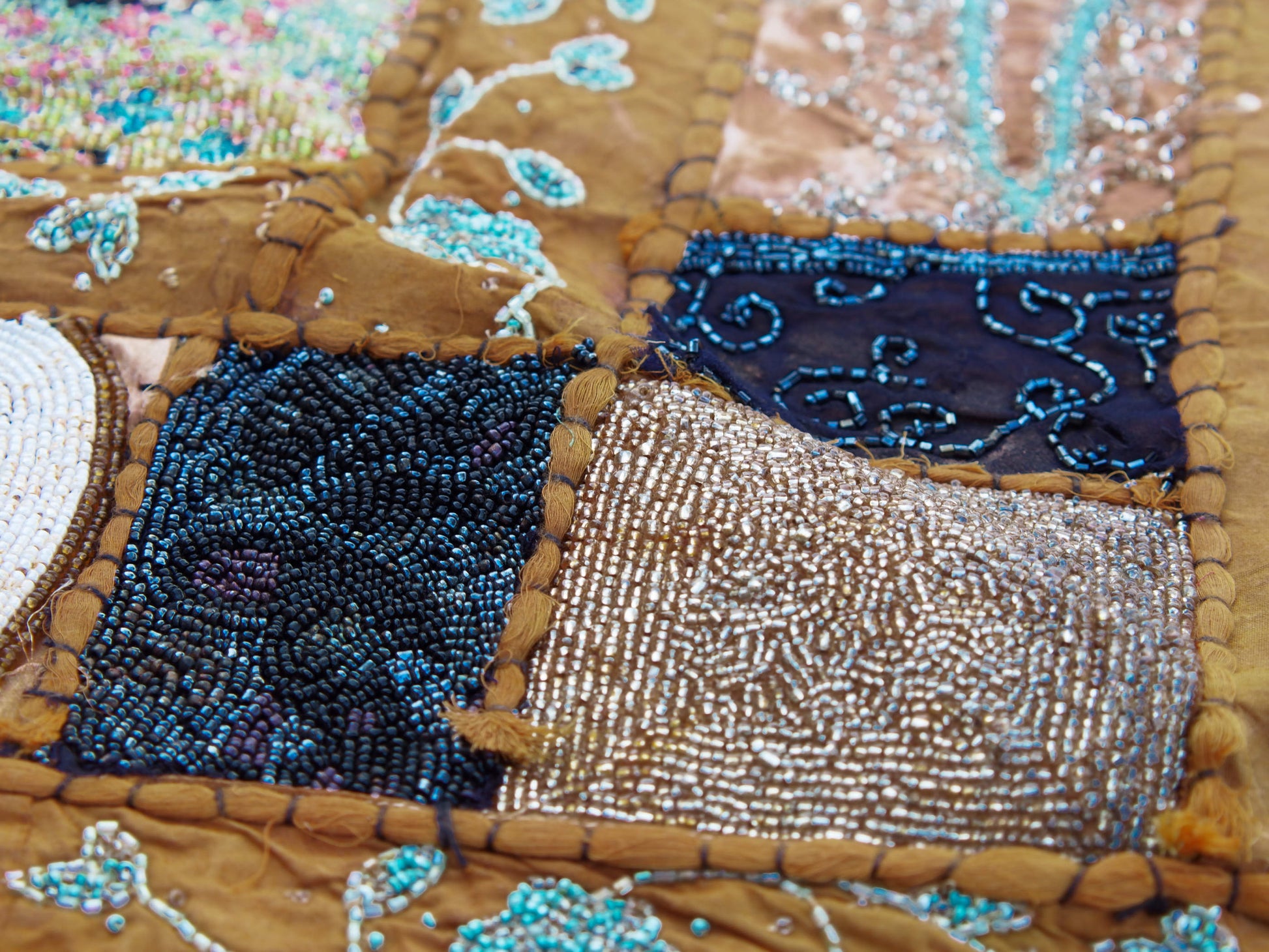 Vecchio arazzo in cotone, lavorato artigianalmente a mano con tecnica patchwork.Dimensioni 100x150cm