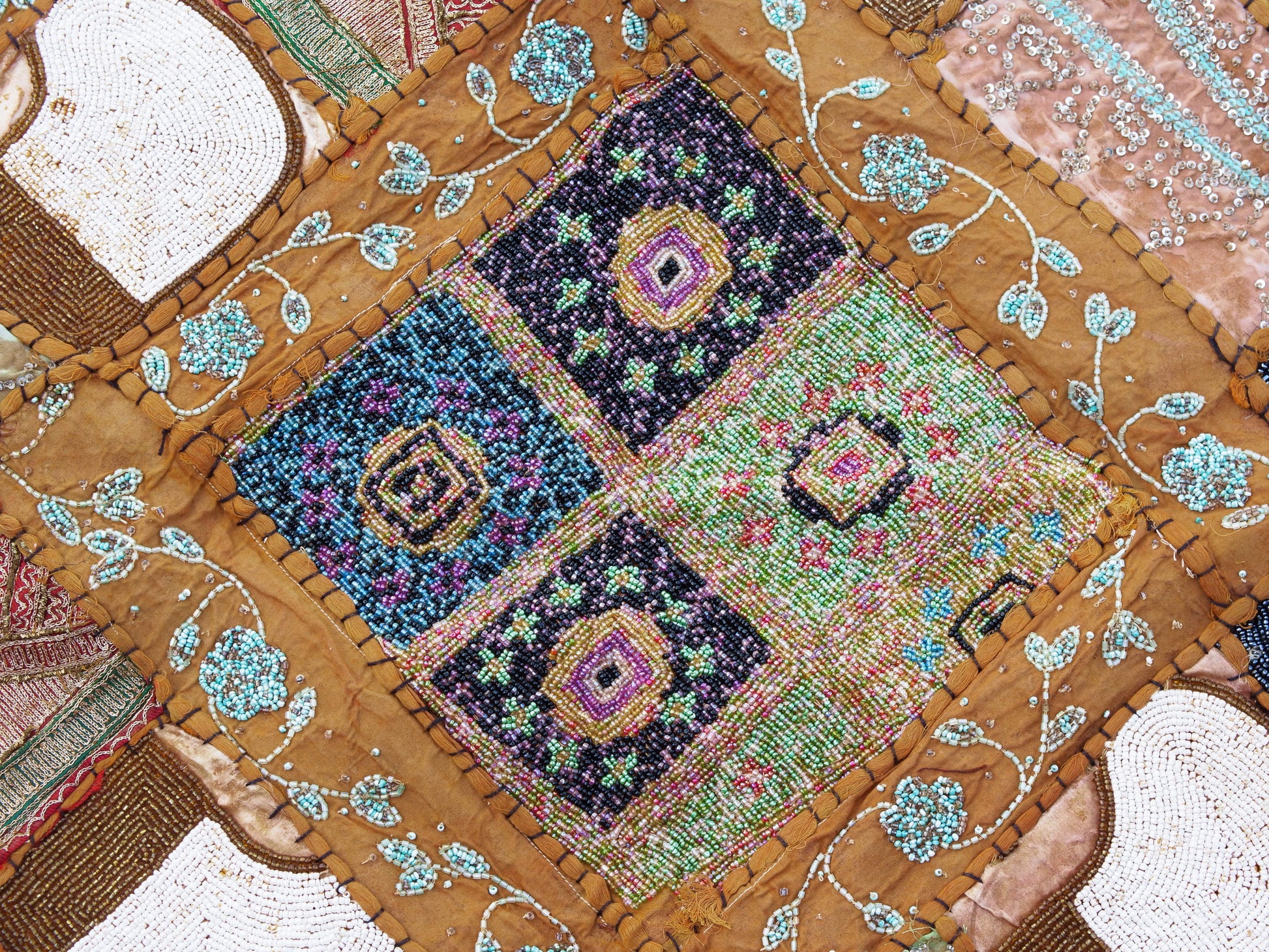 Vecchio arazzo in cotone, lavorato artigianalmente a mano con tecnica patchwork.Dimensioni 100x150cm