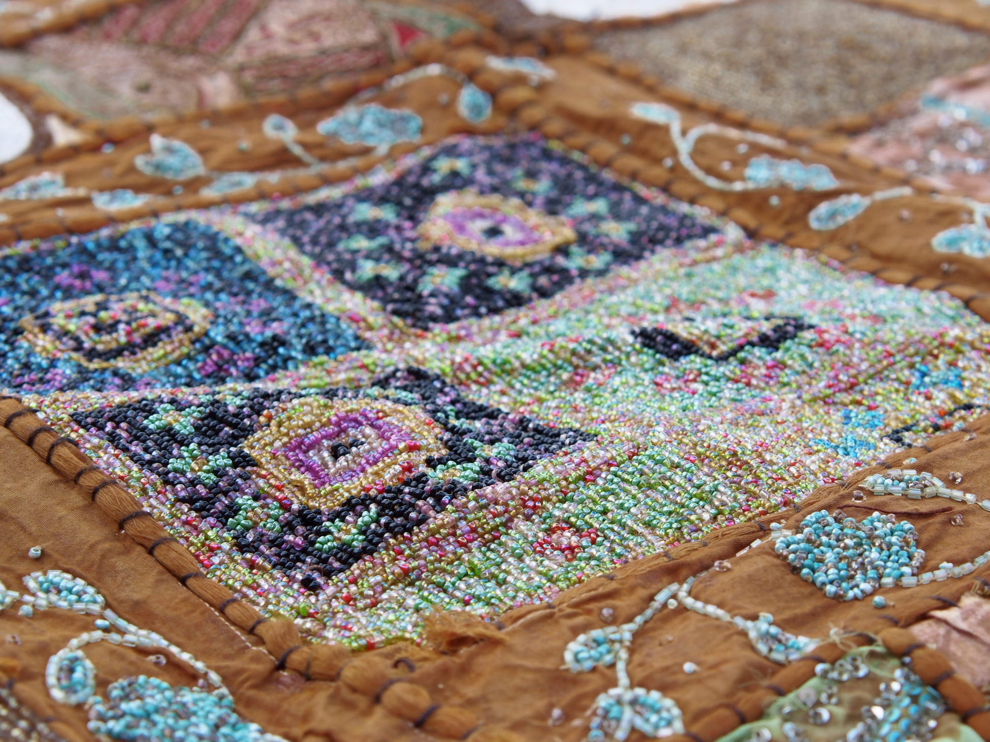 Vecchio arazzo in cotone, lavorato artigianalmente a mano con tecnica patchwork.Dimensioni 100x150cm