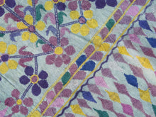 Carica l&#39;immagine nel visualizzatore di Gallery, Vecchio arazzo in cotone ricamato tipico dell&#39;india del nord, in Rajasthan  l&#39;arazzo in casa è simbolo di fortuna e prosperità.  Pezzo Unico. Ideale come tessuto da appendere a parete ma si puo&#39; impiegare anche come tappeto.    Dimensioni 70x180cm