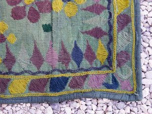 Vecchio arazzo in cotone ricamato tipico dell'india del nord, in Rajasthan  l'arazzo in casa è simbolo di fortuna e prosperità.  Pezzo Unico. Ideale come tessuto da appendere a parete ma si puo' impiegare anche come tappeto.    Dimensioni 70x180cm