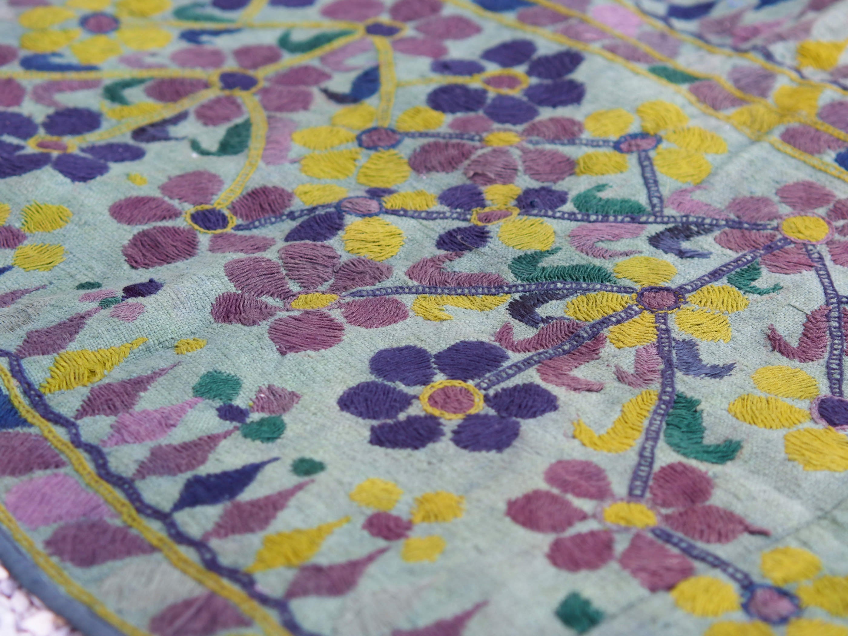 Vecchio arazzo in cotone ricamato tipico dell'india del nord, in Rajasthan  l'arazzo in casa è simbolo di fortuna e prosperità.  Pezzo Unico. Ideale come tessuto da appendere a parete ma si puo' impiegare anche come tappeto.    Dimensioni 70x180cm