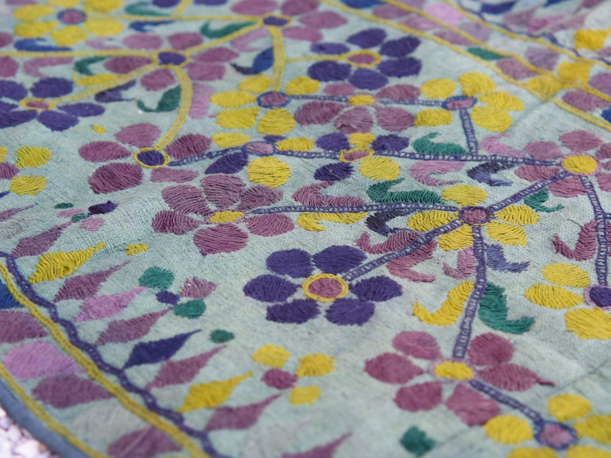Vecchio arazzo in cotone ricamato tipico dell'india del nord, in Rajasthan  l'arazzo in casa è simbolo di fortuna e prosperità.  Pezzo Unico. Ideale come tessuto da appendere a parete ma si puo' impiegare anche come tappeto.    Dimensioni 70x180cm