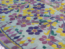 Carica l&#39;immagine nel visualizzatore di Gallery, Vecchio arazzo in cotone ricamato tipico dell&#39;india del nord, in Rajasthan  l&#39;arazzo in casa è simbolo di fortuna e prosperità.  Pezzo Unico. Ideale come tessuto da appendere a parete ma si puo&#39; impiegare anche come tappeto.    Dimensioni 70x180cm