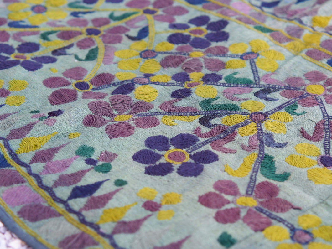 Vecchio arazzo in cotone ricamato tipico dell'india del nord, in Rajasthan  l'arazzo in casa è simbolo di fortuna e prosperità.  Pezzo Unico. Ideale come tessuto da appendere a parete ma si puo' impiegare anche come tappeto.    Dimensioni 70x180cm