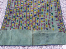 Carica l&#39;immagine nel visualizzatore di Gallery, Vecchio arazzo in cotone ricamato tipico dell&#39;india del nord, in Rajasthan  l&#39;arazzo in casa è simbolo di fortuna e prosperità.  Pezzo Unico. Ideale come tessuto da appendere a parete ma si puo&#39; impiegare anche come tappeto.    Dimensioni 70x180cm