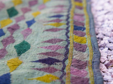 Carica l&#39;immagine nel visualizzatore di Gallery, Vecchio arazzo in cotone ricamato tipico dell&#39;india del nord, in Rajasthan  l&#39;arazzo in casa è simbolo di fortuna e prosperità.  Pezzo Unico. Ideale come tessuto da appendere a parete ma si puo&#39; impiegare anche come tappeto.    Dimensioni 70x180cm
