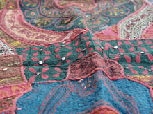 Carica l&#39;immagine nel visualizzatore di Gallery, vecchio arazzo in cotone, lavorato artigianalmente a mano con tecnica patchwork. per ogni pezzo ci possono volere mesi di lavoro sia per i ricami che per la ricerca di elementi, pezzi di tessuto antico, da abbinare all&#39;arazzo. tipici dell&#39;india del nord, in Rajasthan l&#39;arazzo in casa è simbolo di fortuna e prosperità. pezzo unico, ideale come tessuto da appendere a parete ma che si puo&#39; impiegare anche come tappeto.  dimensioni 95x145cm   per maggiori info o dettagli info@etniko.it 0039 3338778241