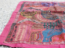 Carica l&#39;immagine nel visualizzatore di Gallery, vecchio arazzo in cotone, lavorato artigianalmente a mano con tecnica patchwork. per ogni pezzo ci possono volere mesi di lavoro sia per i ricami che per la ricerca di elementi, pezzi di tessuto antico, da abbinare all&#39;arazzo. tipici dell&#39;india del nord, in Rajasthan l&#39;arazzo in casa è simbolo di fortuna e prosperità. pezzo unico, ideale come tessuto da appendere a parete ma che si puo&#39; impiegare anche come tappeto.  dimensioni 95x145cm   per maggiori info o dettagli info@etniko.it 0039 3338778241