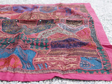 Carica l&#39;immagine nel visualizzatore di Gallery, vecchio arazzo in cotone, lavorato artigianalmente a mano con tecnica patchwork. per ogni pezzo ci possono volere mesi di lavoro sia per i ricami che per la ricerca di elementi, pezzi di tessuto antico, da abbinare all&#39;arazzo. tipici dell&#39;india del nord, in Rajasthan l&#39;arazzo in casa è simbolo di fortuna e prosperità. pezzo unico, ideale come tessuto da appendere a parete ma che si puo&#39; impiegare anche come tappeto.  dimensioni 95x145cm   per maggiori info o dettagli info@etniko.it 0039 3338778241