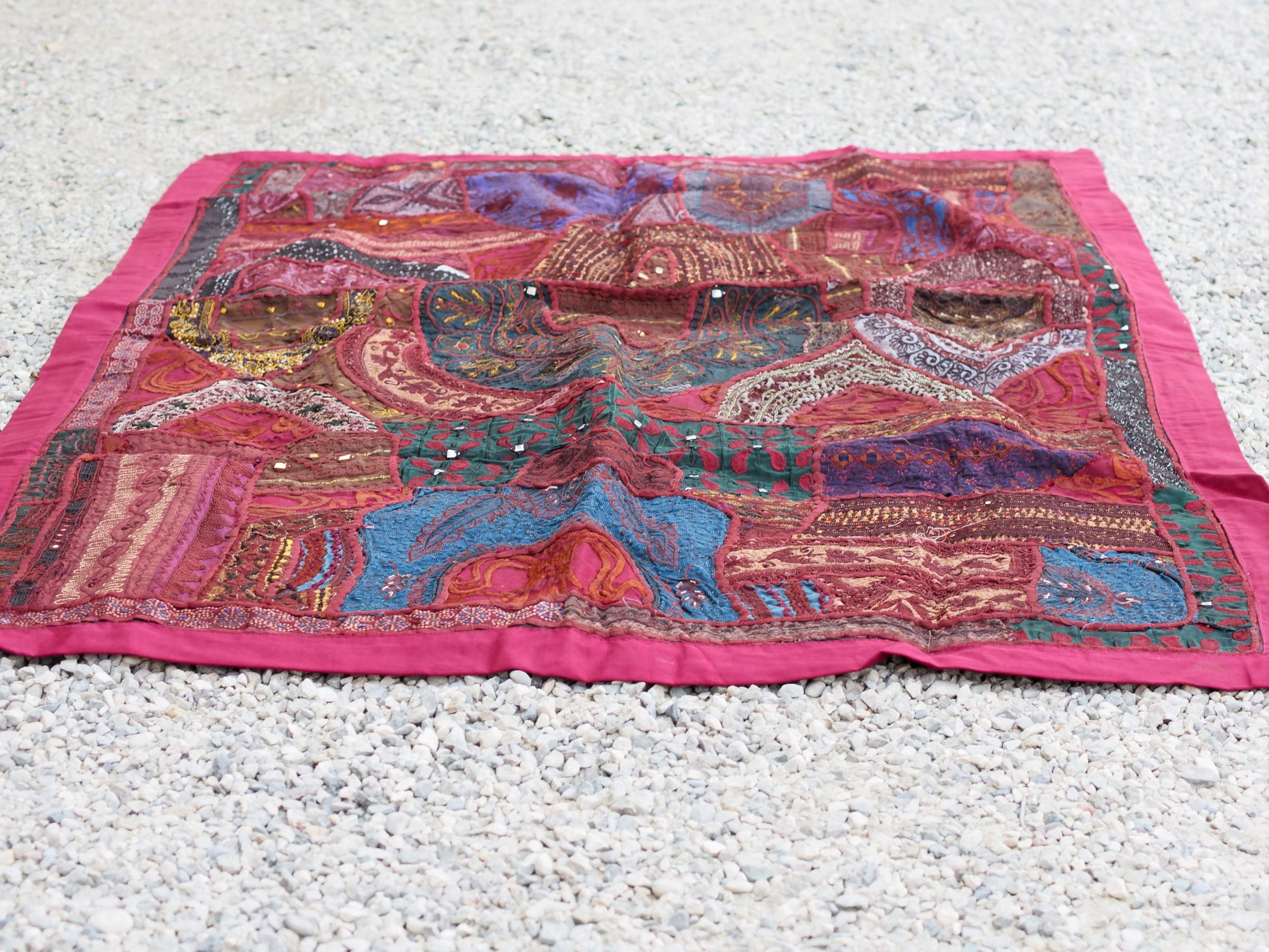 vecchio arazzo in cotone, lavorato artigianalmente a mano con tecnica patchwork. per ogni pezzo ci possono volere mesi di lavoro sia per i ricami che per la ricerca di elementi, pezzi di tessuto antico, da abbinare all'arazzo. tipici dell'india del nord, in Rajasthan l'arazzo in casa è simbolo di fortuna e prosperità. pezzo unico, ideale come tessuto da appendere a parete ma che si puo' impiegare anche come tappeto.  dimensioni 95x145cm   per maggiori info o dettagli info@etniko.it 0039 3338778241