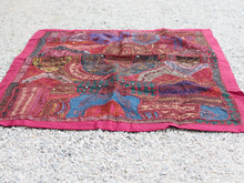 Carica l&#39;immagine nel visualizzatore di Gallery, vecchio arazzo in cotone, lavorato artigianalmente a mano con tecnica patchwork. per ogni pezzo ci possono volere mesi di lavoro sia per i ricami che per la ricerca di elementi, pezzi di tessuto antico, da abbinare all&#39;arazzo. tipici dell&#39;india del nord, in Rajasthan l&#39;arazzo in casa è simbolo di fortuna e prosperità. pezzo unico, ideale come tessuto da appendere a parete ma che si puo&#39; impiegare anche come tappeto.  dimensioni 95x145cm   per maggiori info o dettagli info@etniko.it 0039 3338778241