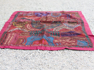 vecchio arazzo in cotone, lavorato artigianalmente a mano con tecnica patchwork. per ogni pezzo ci possono volere mesi di lavoro sia per i ricami che per la ricerca di elementi, pezzi di tessuto antico, da abbinare all'arazzo. tipici dell'india del nord, in Rajasthan l'arazzo in casa è simbolo di fortuna e prosperità. pezzo unico, ideale come tessuto da appendere a parete ma che si puo' impiegare anche come tappeto.  dimensioni 95x145cm   per maggiori info o dettagli info@etniko.it 0039 3338778241