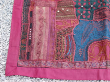 Carica l&#39;immagine nel visualizzatore di Gallery, vecchio arazzo in cotone, lavorato artigianalmente a mano con tecnica patchwork. per ogni pezzo ci possono volere mesi di lavoro sia per i ricami che per la ricerca di elementi, pezzi di tessuto antico, da abbinare all&#39;arazzo. tipici dell&#39;india del nord, in Rajasthan l&#39;arazzo in casa è simbolo di fortuna e prosperità. pezzo unico, ideale come tessuto da appendere a parete ma che si puo&#39; impiegare anche come tappeto.  dimensioni 95x145cm   per maggiori info o dettagli info@etniko.it 0039 3338778241