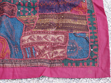 Carica l&#39;immagine nel visualizzatore di Gallery, vecchio arazzo in cotone, lavorato artigianalmente a mano con tecnica patchwork. per ogni pezzo ci possono volere mesi di lavoro sia per i ricami che per la ricerca di elementi, pezzi di tessuto antico, da abbinare all&#39;arazzo. tipici dell&#39;india del nord, in Rajasthan l&#39;arazzo in casa è simbolo di fortuna e prosperità. pezzo unico, ideale come tessuto da appendere a parete ma che si puo&#39; impiegare anche come tappeto.  dimensioni 95x145cm   per maggiori info o dettagli info@etniko.it 0039 3338778241
