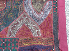 Carica l&#39;immagine nel visualizzatore di Gallery, vecchio arazzo in cotone, lavorato artigianalmente a mano con tecnica patchwork. per ogni pezzo ci possono volere mesi di lavoro sia per i ricami che per la ricerca di elementi, pezzi di tessuto antico, da abbinare all&#39;arazzo. tipici dell&#39;india del nord, in Rajasthan l&#39;arazzo in casa è simbolo di fortuna e prosperità. pezzo unico, ideale come tessuto da appendere a parete ma che si puo&#39; impiegare anche come tappeto.  dimensioni 95x145cm   per maggiori info o dettagli info@etniko.it 0039 3338778241