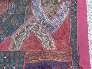 vecchio arazzo in cotone, lavorato artigianalmente a mano con tecnica patchwork. per ogni pezzo ci possono volere mesi di lavoro sia per i ricami che per la ricerca di elementi, pezzi di tessuto antico, da abbinare all'arazzo. tipici dell'india del nord, in Rajasthan l'arazzo in casa è simbolo di fortuna e prosperità. pezzo unico, ideale come tessuto da appendere a parete ma che si puo' impiegare anche come tappeto.  dimensioni 95x145cm   per maggiori info o dettagli info@etniko.it 0039 3338778241