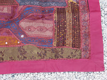 Carica l&#39;immagine nel visualizzatore di Gallery, vecchio arazzo in cotone, lavorato artigianalmente a mano con tecnica patchwork. per ogni pezzo ci possono volere mesi di lavoro sia per i ricami che per la ricerca di elementi, pezzi di tessuto antico, da abbinare all&#39;arazzo. tipici dell&#39;india del nord, in Rajasthan l&#39;arazzo in casa è simbolo di fortuna e prosperità. pezzo unico, ideale come tessuto da appendere a parete ma che si puo&#39; impiegare anche come tappeto.  dimensioni 95x145cm   per maggiori info o dettagli info@etniko.it 0039 3338778241