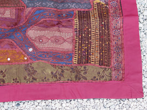 vecchio arazzo in cotone, lavorato artigianalmente a mano con tecnica patchwork. per ogni pezzo ci possono volere mesi di lavoro sia per i ricami che per la ricerca di elementi, pezzi di tessuto antico, da abbinare all'arazzo. tipici dell'india del nord, in Rajasthan l'arazzo in casa è simbolo di fortuna e prosperità. pezzo unico, ideale come tessuto da appendere a parete ma che si puo' impiegare anche come tappeto.  dimensioni 95x145cm   per maggiori info o dettagli info@etniko.it 0039 3338778241