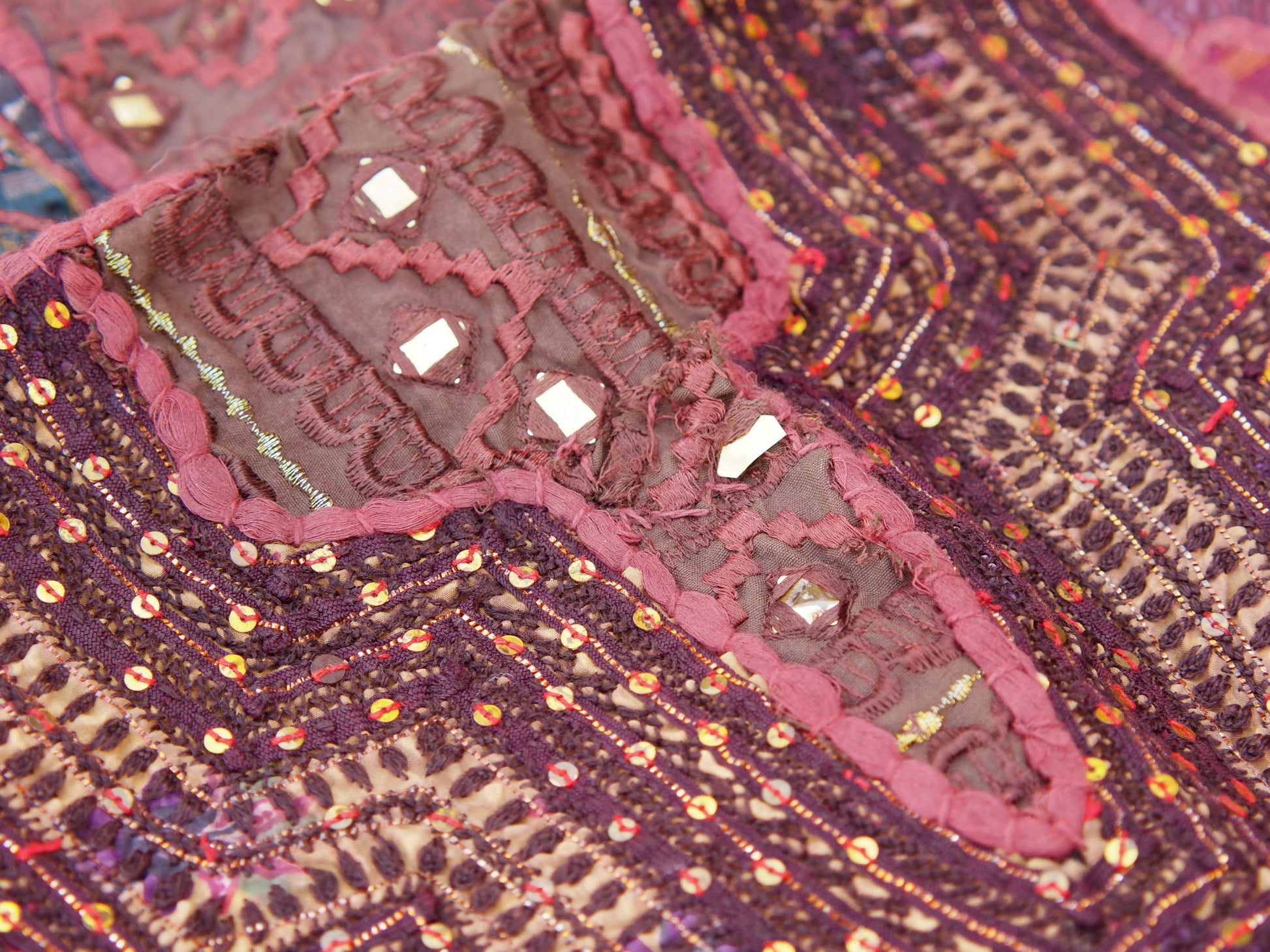 vecchio arazzo in cotone, lavorato artigianalmente a mano con tecnica patchwork. per ogni pezzo ci possono volere mesi di lavoro sia per i ricami che per la ricerca di elementi, pezzi di tessuto antico, da abbinare all'arazzo. tipici dell'india del nord, in Rajasthan l'arazzo in casa è simbolo di fortuna e prosperità. pezzo unico, ideale come tessuto da appendere a parete ma che si puo' impiegare anche come tappeto.  dimensioni 95x145cm   per maggiori info o dettagli info@etniko.it 0039 3338778241
