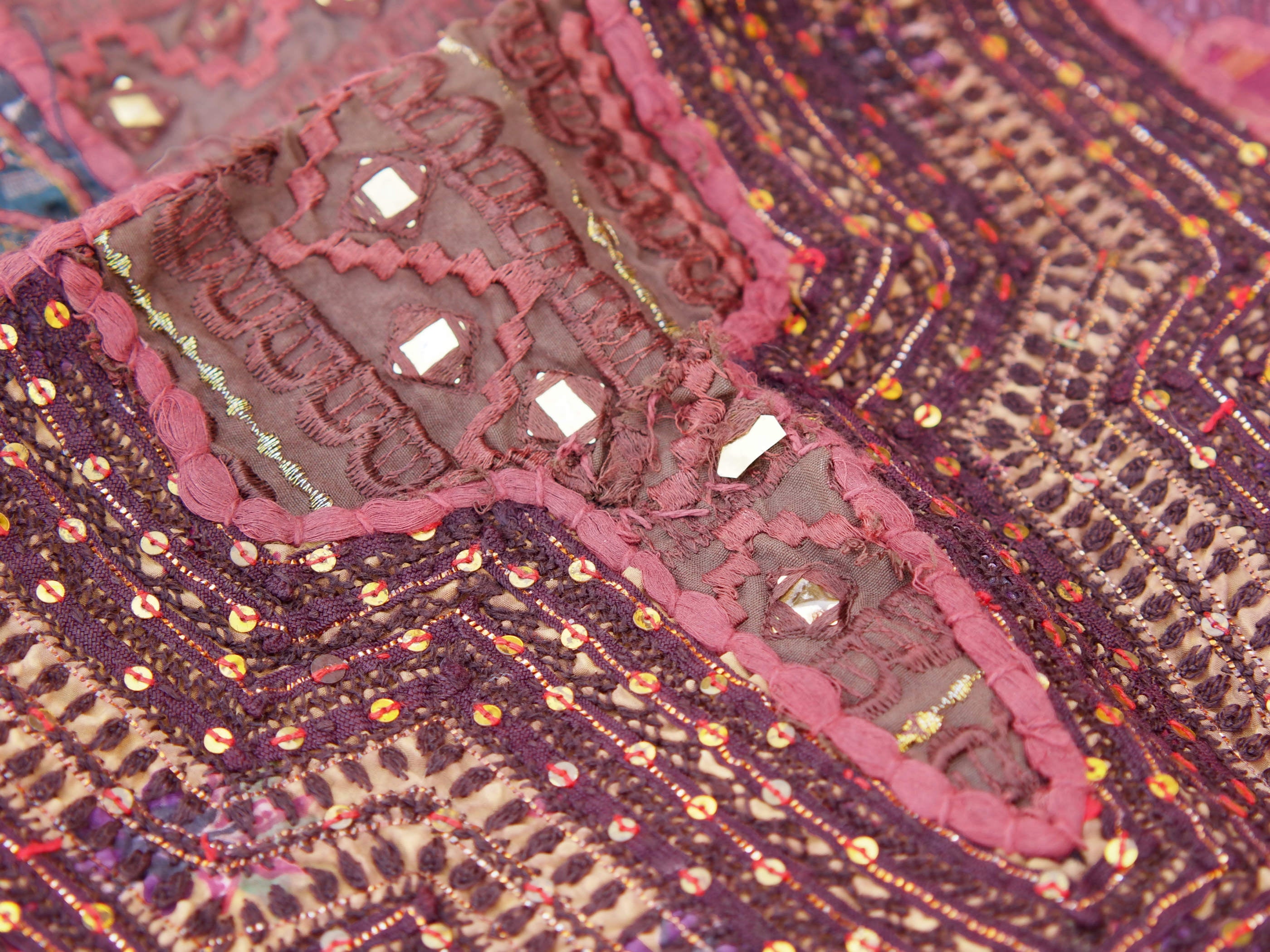 vecchio arazzo in cotone, lavorato artigianalmente a mano con tecnica patchwork. per ogni pezzo ci possono volere mesi di lavoro sia per i ricami che per la ricerca di elementi, pezzi di tessuto antico, da abbinare all'arazzo. tipici dell'india del nord, in Rajasthan l'arazzo in casa è simbolo di fortuna e prosperità. pezzo unico, ideale come tessuto da appendere a parete ma che si puo' impiegare anche come tappeto.  dimensioni 95x145cm   per maggiori info o dettagli info@etniko.it 0039 3338778241