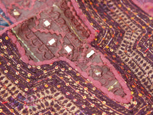 Carica l&#39;immagine nel visualizzatore di Gallery, vecchio arazzo in cotone, lavorato artigianalmente a mano con tecnica patchwork. per ogni pezzo ci possono volere mesi di lavoro sia per i ricami che per la ricerca di elementi, pezzi di tessuto antico, da abbinare all&#39;arazzo. tipici dell&#39;india del nord, in Rajasthan l&#39;arazzo in casa è simbolo di fortuna e prosperità. pezzo unico, ideale come tessuto da appendere a parete ma che si puo&#39; impiegare anche come tappeto.  dimensioni 95x145cm   per maggiori info o dettagli info@etniko.it 0039 3338778241
