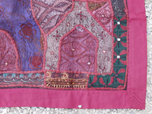 Carica l&#39;immagine nel visualizzatore di Gallery, vecchio arazzo in cotone, lavorato artigianalmente a mano con tecnica patchwork. per ogni pezzo ci possono volere mesi di lavoro sia per i ricami che per la ricerca di elementi, pezzi di tessuto antico, da abbinare all&#39;arazzo. tipici dell&#39;india del nord, in Rajasthan l&#39;arazzo in casa è simbolo di fortuna e prosperità. pezzo unico, ideale come tessuto da appendere a parete ma che si puo&#39; impiegare anche come tappeto.  dimensioni 95x145cm   per maggiori info o dettagli info@etniko.it 0039 3338778241