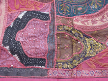 Carica l&#39;immagine nel visualizzatore di Gallery, vecchio arazzo in cotone, lavorato artigianalmente a mano con tecnica patchwork. per ogni pezzo ci possono volere mesi di lavoro sia per i ricami che per la ricerca di elementi, pezzi di tessuto antico, da abbinare all&#39;arazzo. tipici dell&#39;india del nord, in Rajasthan l&#39;arazzo in casa è simbolo di fortuna e prosperità. pezzo unico, ideale come tessuto da appendere a parete ma che si puo&#39; impiegare anche come tappeto.  dimensioni 95x145cm   per maggiori info o dettagli info@etniko.it 0039 3338778241
