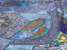 Carica l&#39;immagine nel visualizzatore di Gallery, vecchio arazzo in cotone, lavorato artigianalmente a mano con tecnica patchwork. per ogni pezzo ci possono volere mesi di lavoro sia per i ricami che per la ricerca di elementi, pezzi di tessuto antico, da abbinare all&#39;arazzo. tipici dell&#39;india del nord, in Rajasthan l&#39;arazzo in casa è simbolo di fortuna e prosperità. pezzo unico, ideale come tessuto da appendere a parete ma che si puo&#39; impiegare anche come tappeto.  dimensioni 110x170cm   per maggiori info o dettagli info@etniko.it 0039 3338778241