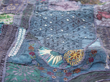 Carica l&#39;immagine nel visualizzatore di Gallery, vecchio arazzo in cotone, lavorato artigianalmente a mano con tecnica patchwork. per ogni pezzo ci possono volere mesi di lavoro sia per i ricami che per la ricerca di elementi, pezzi di tessuto antico, da abbinare all&#39;arazzo. tipici dell&#39;india del nord, in Rajasthan l&#39;arazzo in casa è simbolo di fortuna e prosperità. pezzo unico, ideale come tessuto da appendere a parete ma che si puo&#39; impiegare anche come tappeto.  dimensioni 110x170cm   per maggiori info o dettagli info@etniko.it 0039 3338778241
