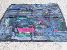 Carica l&#39;immagine nel visualizzatore di Gallery, vecchio arazzo in cotone, lavorato artigianalmente a mano con tecnica patchwork. per ogni pezzo ci possono volere mesi di lavoro sia per i ricami che per la ricerca di elementi, pezzi di tessuto antico, da abbinare all&#39;arazzo. tipici dell&#39;india del nord, in Rajasthan l&#39;arazzo in casa è simbolo di fortuna e prosperità. pezzo unico, ideale come tessuto da appendere a parete ma che si puo&#39; impiegare anche come tappeto.  dimensioni 110x170cm   per maggiori info o dettagli info@etniko.it 0039 3338778241