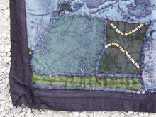 Carica l&#39;immagine nel visualizzatore di Gallery, vecchio arazzo in cotone, lavorato artigianalmente a mano con tecnica patchwork. per ogni pezzo ci possono volere mesi di lavoro sia per i ricami che per la ricerca di elementi, pezzi di tessuto antico, da abbinare all&#39;arazzo. tipici dell&#39;india del nord, in Rajasthan l&#39;arazzo in casa è simbolo di fortuna e prosperità. pezzo unico, ideale come tessuto da appendere a parete ma che si puo&#39; impiegare anche come tappeto.  dimensioni 110x170cm   per maggiori info o dettagli info@etniko.it 0039 3338778241