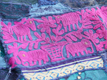 Carica l&#39;immagine nel visualizzatore di Gallery, vecchio arazzo in cotone, lavorato artigianalmente a mano con tecnica patchwork. per ogni pezzo ci possono volere mesi di lavoro sia per i ricami che per la ricerca di elementi, pezzi di tessuto antico, da abbinare all&#39;arazzo. tipici dell&#39;india del nord, in Rajasthan l&#39;arazzo in casa è simbolo di fortuna e prosperità. pezzo unico, ideale come tessuto da appendere a parete ma che si puo&#39; impiegare anche come tappeto.  dimensioni 110x170cm   per maggiori info o dettagli info@etniko.it 0039 3338778241