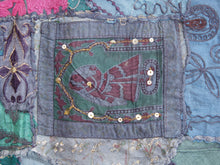 Carica l&#39;immagine nel visualizzatore di Gallery, vecchio arazzo in cotone, lavorato artigianalmente a mano con tecnica patchwork. per ogni pezzo ci possono volere mesi di lavoro sia per i ricami che per la ricerca di elementi, pezzi di tessuto antico, da abbinare all&#39;arazzo. tipici dell&#39;india del nord, in Rajasthan l&#39;arazzo in casa è simbolo di fortuna e prosperità. pezzo unico, ideale come tessuto da appendere a parete ma che si puo&#39; impiegare anche come tappeto.  dimensioni 110x170cm   per maggiori info o dettagli info@etniko.it 0039 3338778241