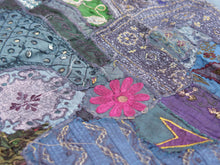 Carica l&#39;immagine nel visualizzatore di Gallery, vecchio arazzo in cotone, lavorato artigianalmente a mano con tecnica patchwork. per ogni pezzo ci possono volere mesi di lavoro sia per i ricami che per la ricerca di elementi, pezzi di tessuto antico, da abbinare all&#39;arazzo. tipici dell&#39;india del nord, in Rajasthan l&#39;arazzo in casa è simbolo di fortuna e prosperità. pezzo unico, ideale come tessuto da appendere a parete ma che si puo&#39; impiegare anche come tappeto.  dimensioni 110x170cm   per maggiori info o dettagli info@etniko.it 0039 3338778241